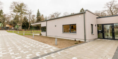 Der Eingangsbereich führt zum Vereinshaus und zum Eltern-Kind-Haus. Er verbindet beide Bereiche.